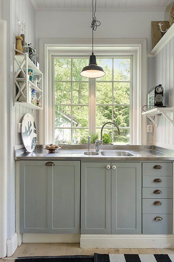 "How to decorate a small kitchen"